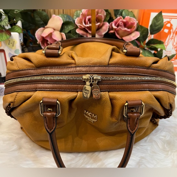 ⭐️MCM Soft Leather Handbag - Picture 13 of 15